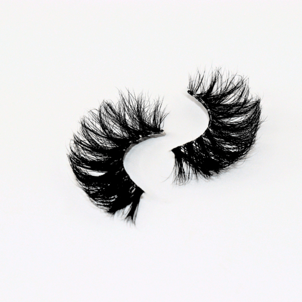 Flat lay of Klutch Kosmo ‘Worthy’ 20mm lashes – dramatic, fluffy, and cruelty-free for a next-level lash look.