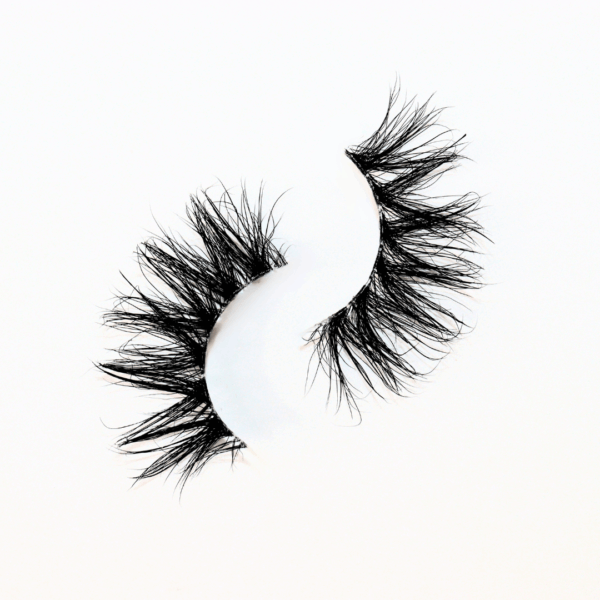 Klutch Kosmo Royal 20mm Lashes – Ultra-glam, fluffy, and dramatic.